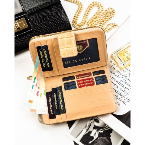 Beżowy portfel damski ze skóry ekologicznej z tłoczeniem na wzór skóry krokodyla, zamykany na zatrzask i suwak - Peterson