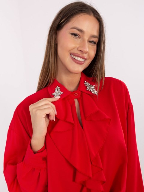 Wizytowa czerwona bluzka z ozdobnym kołnierzem na modelce