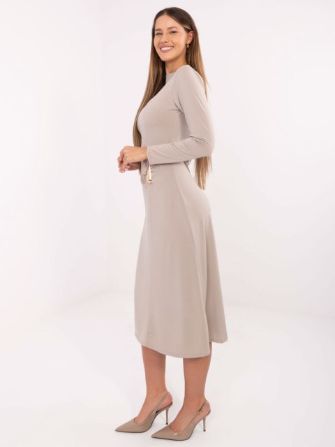 Sukienka z drapowaniem w talii w kolorze beżowym