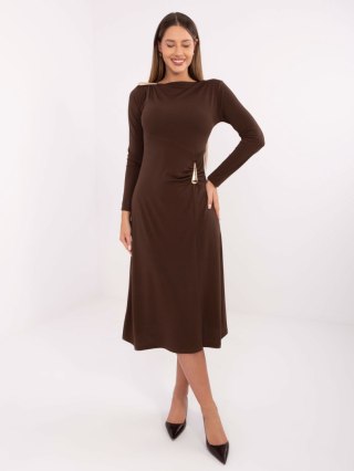 Brązowa midi sukienka z dekoltem łódka i drapowaniem