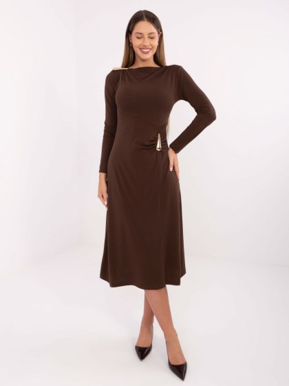 Brązowa midi sukienka z dekoltem łódka i drapowaniem