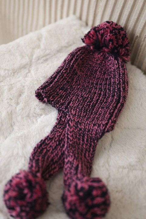 Wełniana czapka damska z pomponem w kolorze różowym