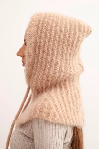 Czapka kaptur damski z delikatnym splotem z troczkami camelowy