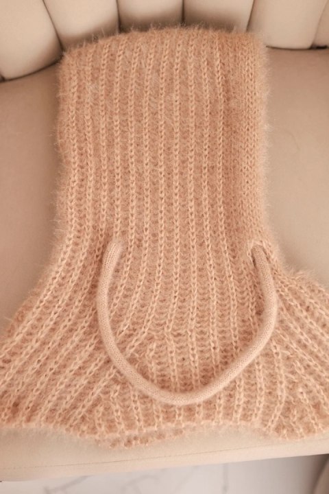 Czapka kaptur damski z delikatnym splotem z troczkami camelowy