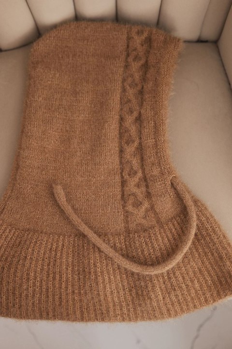 Ciemnobrązowy kaptur damski z ozdobnym warkoczowym splotem