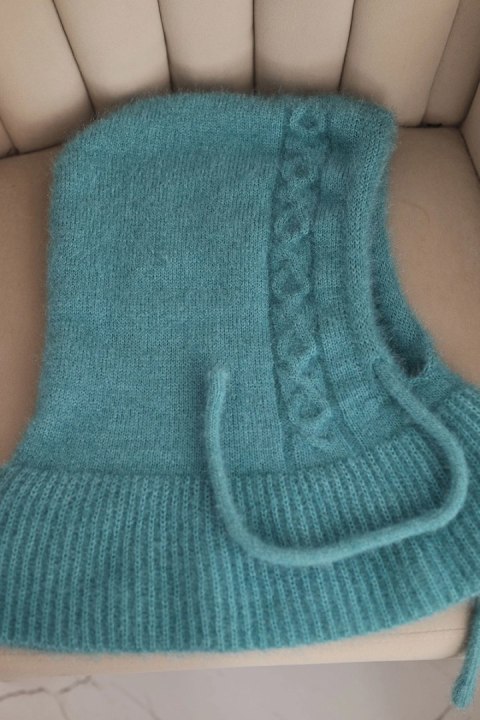 Damska czapka kaptur miętowa z dekoracyjnym warkoczowym wzorem