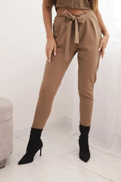 Camelowe bawełniane spodnie damskie z wiązaniem w pasie i zwężaną nogawką