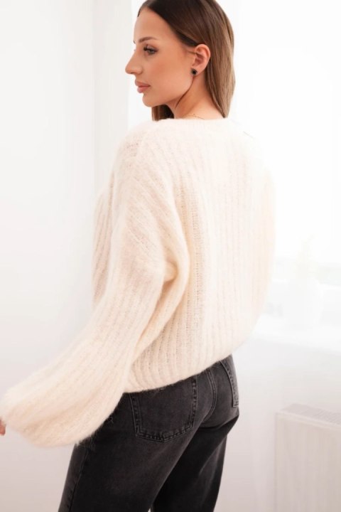 Sweter z moheru ecru – modny fason z bufiastymi rękawami