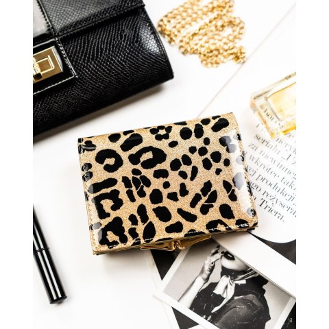 Złoty portfel damski ze skóry ekologicznej i naturalnej w cętki, zamykany biglem i zatrzaskiem - Peterson