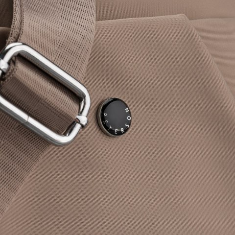 Beżowa, poręczna listonoszka damska z poliestru zawieszona na szerokim pasku - Peterson