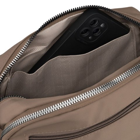 Beżowa, poręczna listonoszka damska z poliestru zawieszona na szerokim pasku - Peterson