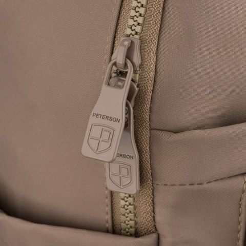 Beżowy plecak damski wykonany z poliestru, zawieszony na regulowanych szelkach - Peterson