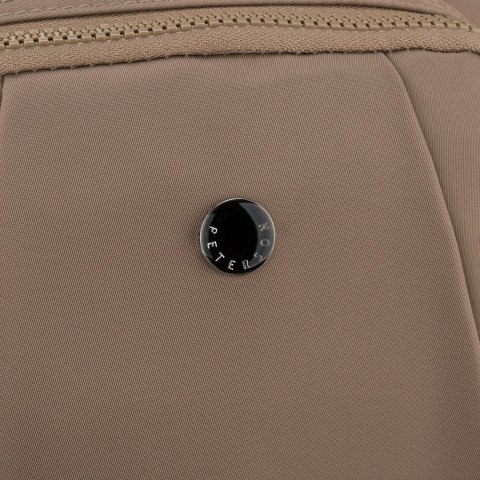 Beżowy plecak damski wykonany z poliestru, zawieszony na regulowanych szelkach - Peterson