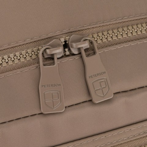 Beżowy plecak damski wykonany z poliestru, zawieszony na regulowanych szelkach - Peterson