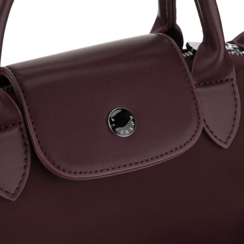 Bordowa listonoszka damska z poliestru zawieszona na szerokim pasku i poręcznych uchwytach - Peterson