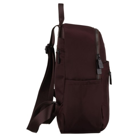 Bordowy plecak damski wykonany z poliestru, zawieszony na regulowanych szelkach - Peterson