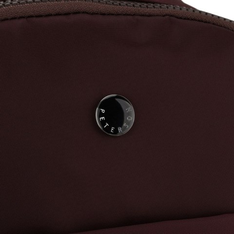 Bordowy plecak damski wykonany z poliestru, zawieszony na regulowanych szelkach - Peterson