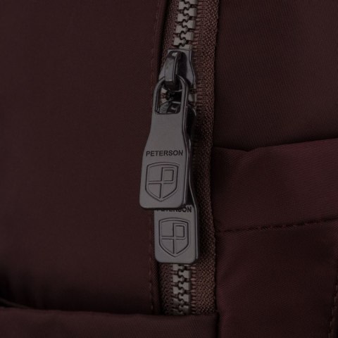 Bordowy plecak damski wykonany z poliestru, zawieszony na regulowanych szelkach - Peterson