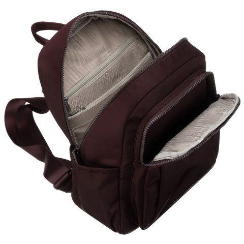 Bordowy plecak damski wykonany z poliestru, zawieszony na regulowanych szelkach - Peterson