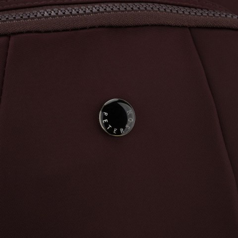 Bordowy plecak damski wykonany z poliestru, zawieszony na regulowanych szelkach - Peterson