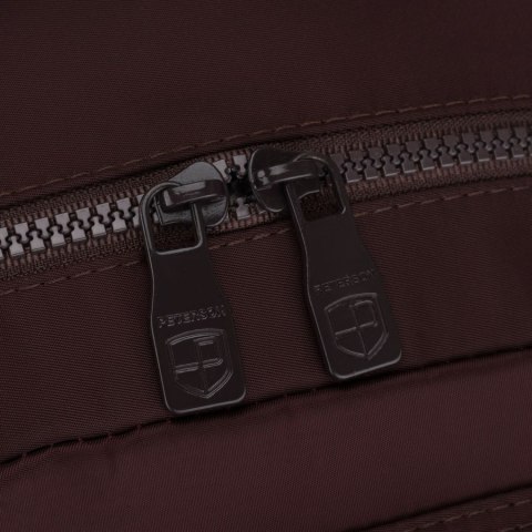 Bordowy plecak damski wykonany z poliestru, zawieszony na regulowanych szelkach - Peterson