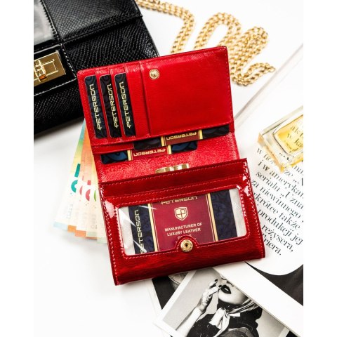 Czerwony portfel damski wykonany z lakierowanej skóry naturalnej, zamykany zatrzaskiem - Peterson