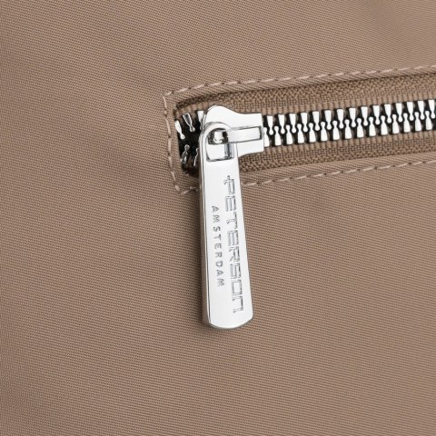 Beżowa listonoszka damska z poliestru i skóry ekologicznej wyposażona w kieszonkę zewnętrzną - Peterson