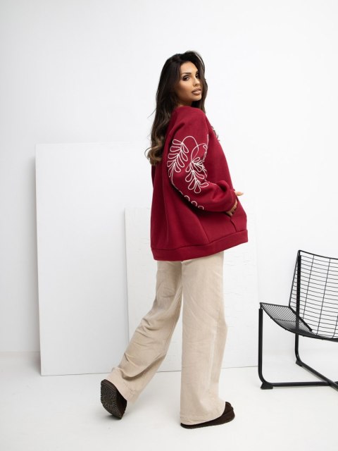 Modelka w bordowej bluzie oversize z haftem RUE PARIS