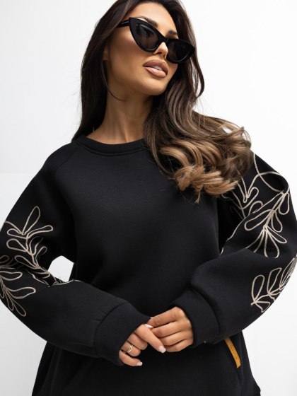 Czarna bluza damska kangurka z haftem i bufiastymi rękawami RUE PARIS