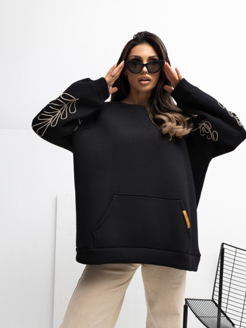 Czarna bluza damska z kieszenią kangurką i dekoracyjnymi haftami
