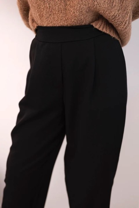 Czarne eleganckie spodnie damskie z wysokim stanem i zakładkami – Włoski krój