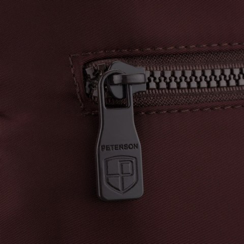 Listonoszka damska z poliestru w bordowym kolorze zawieszona na uchwytach i doczepianym pasku - Peterson