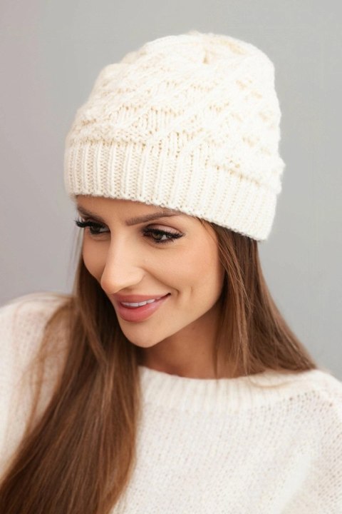 Beżowa czapka damska zimowa wełniana z ozdobnym ażurowym splotem