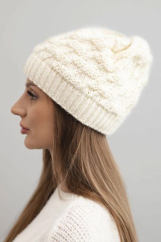 Beżowa Czapka Damska Zimowa Wełniana z Ozdobnym Splotem K430 – Polska Produkcja | Stylowy Wieszak