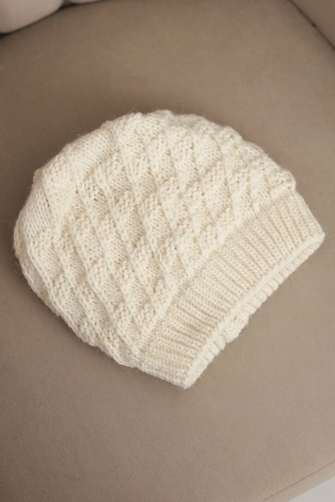 Elegancka czapka zimowa damska w kolorze beżowym z dekoracyjnym splotem