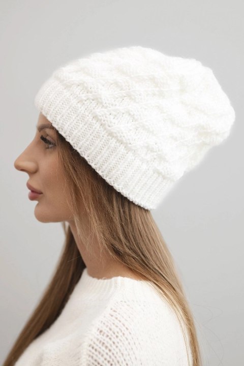 Stylowa biała czapka damska na zimę – model K430