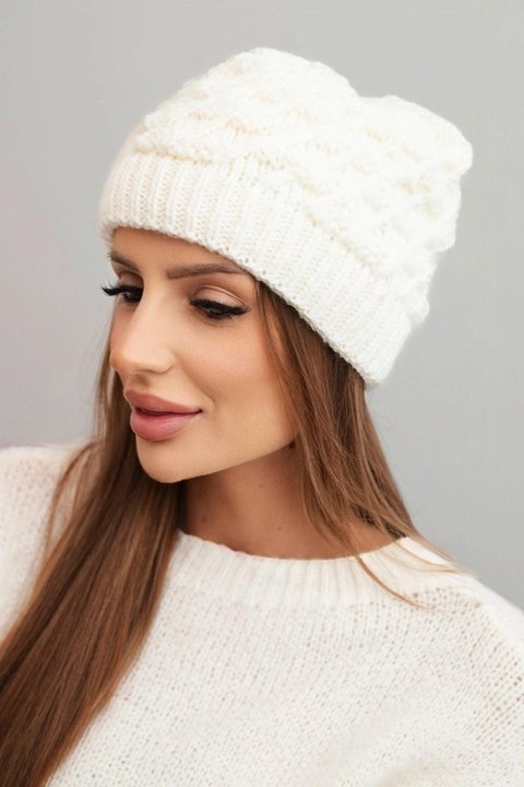 Jasna czapka damska zimowa wełniana z ozdobnym ażurowym splotem