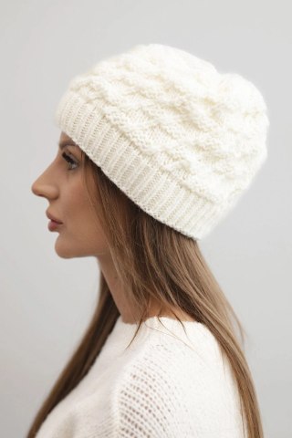 Jasna Czapka Damska Zimowa Wełniana z Ozdobnym Splotem K430 – Polska Produkcja | Stylowy Wieszak