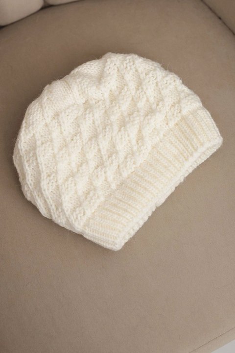 Elegancka jasna czapka zimowa damska z dekoracyjnym splotem