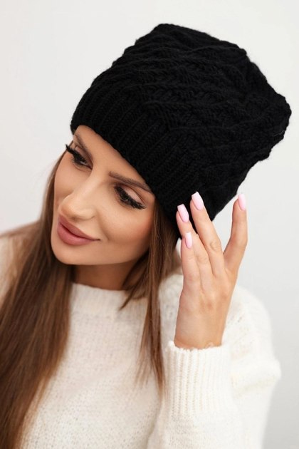 Czarna Czapka Damska Zimowa Wełniana z Ozdobnym Splotem K430 – Polska Produkcja | Stylowy Wieszak