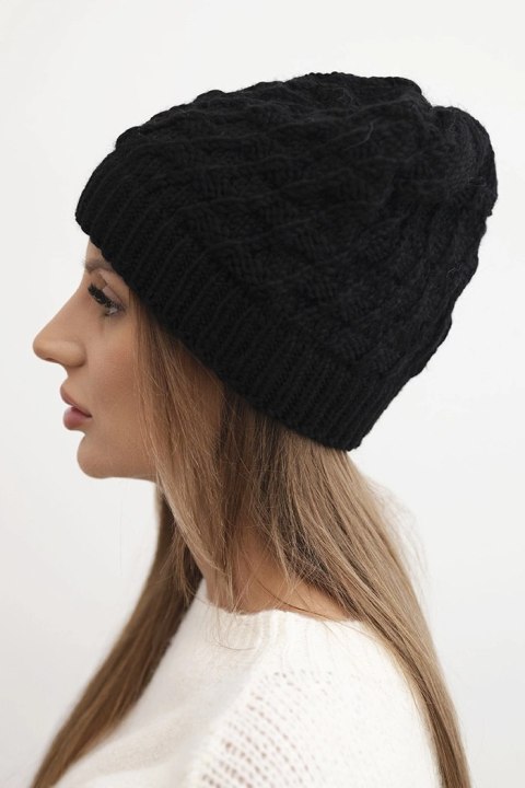 Stylowa czarna czapka damska na zimę – model K430