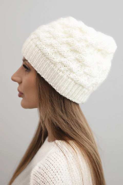 Ciepła czapka damska wełniana ecru – Polska produkcja