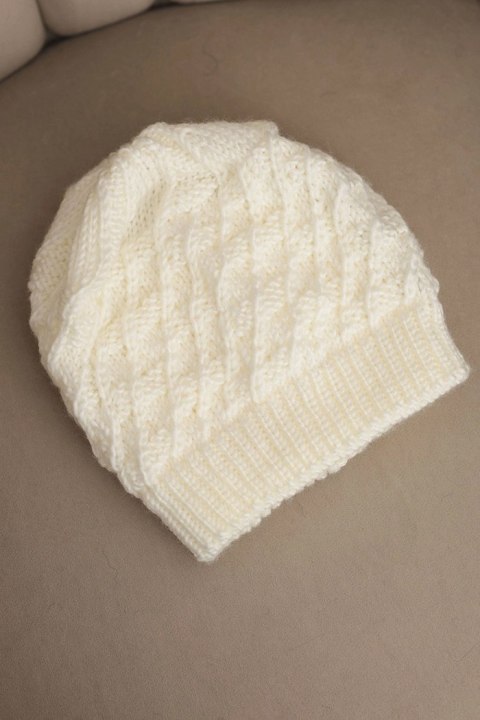 Elegancka czapka zimowa damska w kolorze ecru z dekoracyjnym splotem