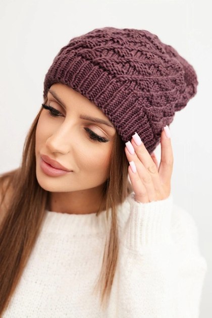 Śliwkowa Czapka Damska Zimowa Wełniana z Ozdobnym Splotem K430 – Polska Produkcja | Stylowy Wieszak