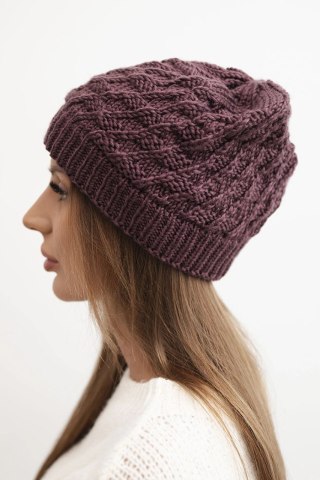 Śliwkowa Czapka Damska Zimowa Wełniana z Ozdobnym Splotem K430 – Polska Produkcja | Stylowy Wieszak