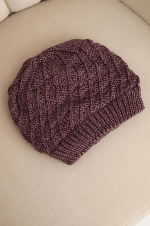 Elegancka czapka zimowa damska w kolorze śliwkowym z dekoracyjnym splotem