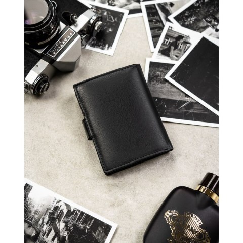 Czarny portfel męski ze skóry naturalnej mieszczący dowód rejestracyjny i wyposażony w system RFID - Rovicky