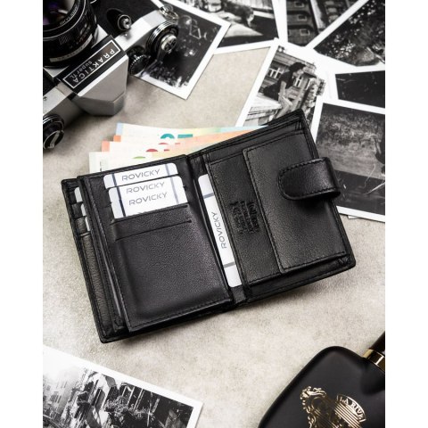 Czarny portfel męski ze skóry naturalnej mieszczący dowód rejestracyjny i wyposażony w system RFID - Rovicky