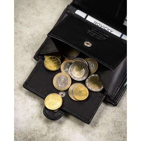 Czarny portfel męski ze skóry naturalnej mieszczący dowód rejestracyjny i wyposażony w system RFID - Rovicky