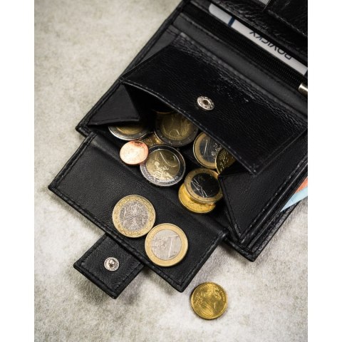 Duży portfel męski ze skóry naturalnej w czarnym kolorze, mieszczący dowód rejestracyjny i zamykany na zatrzask - Rovicky